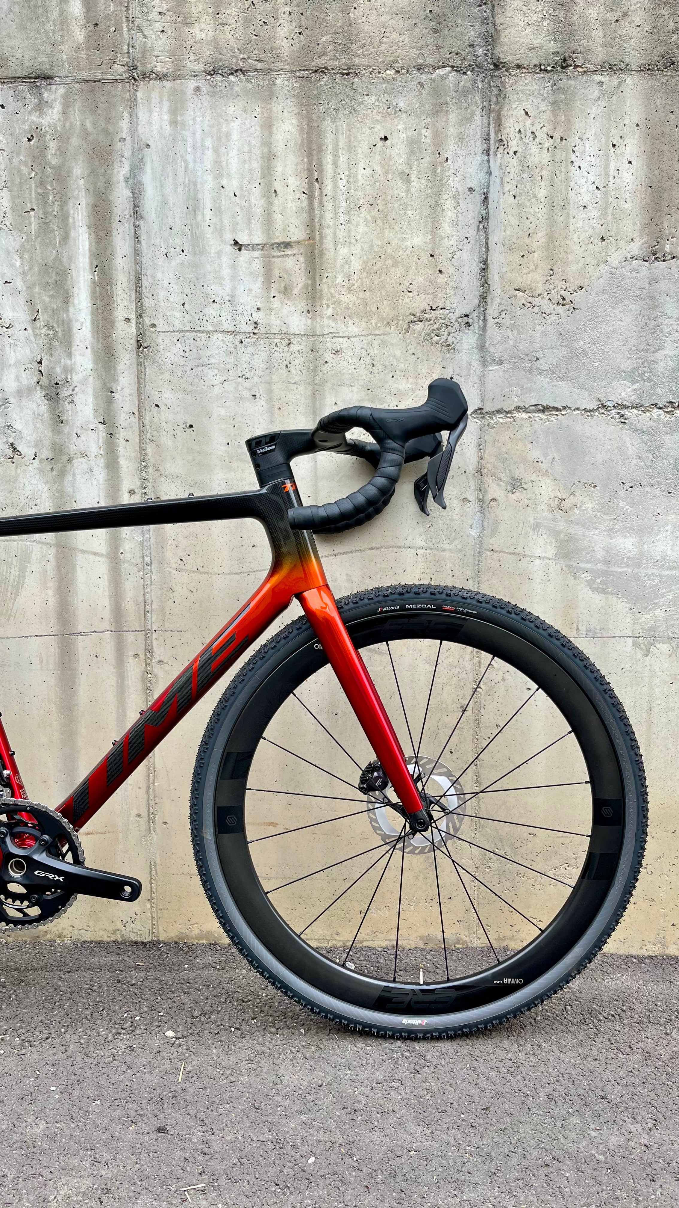 Cycling bike leaning against a concrete wall