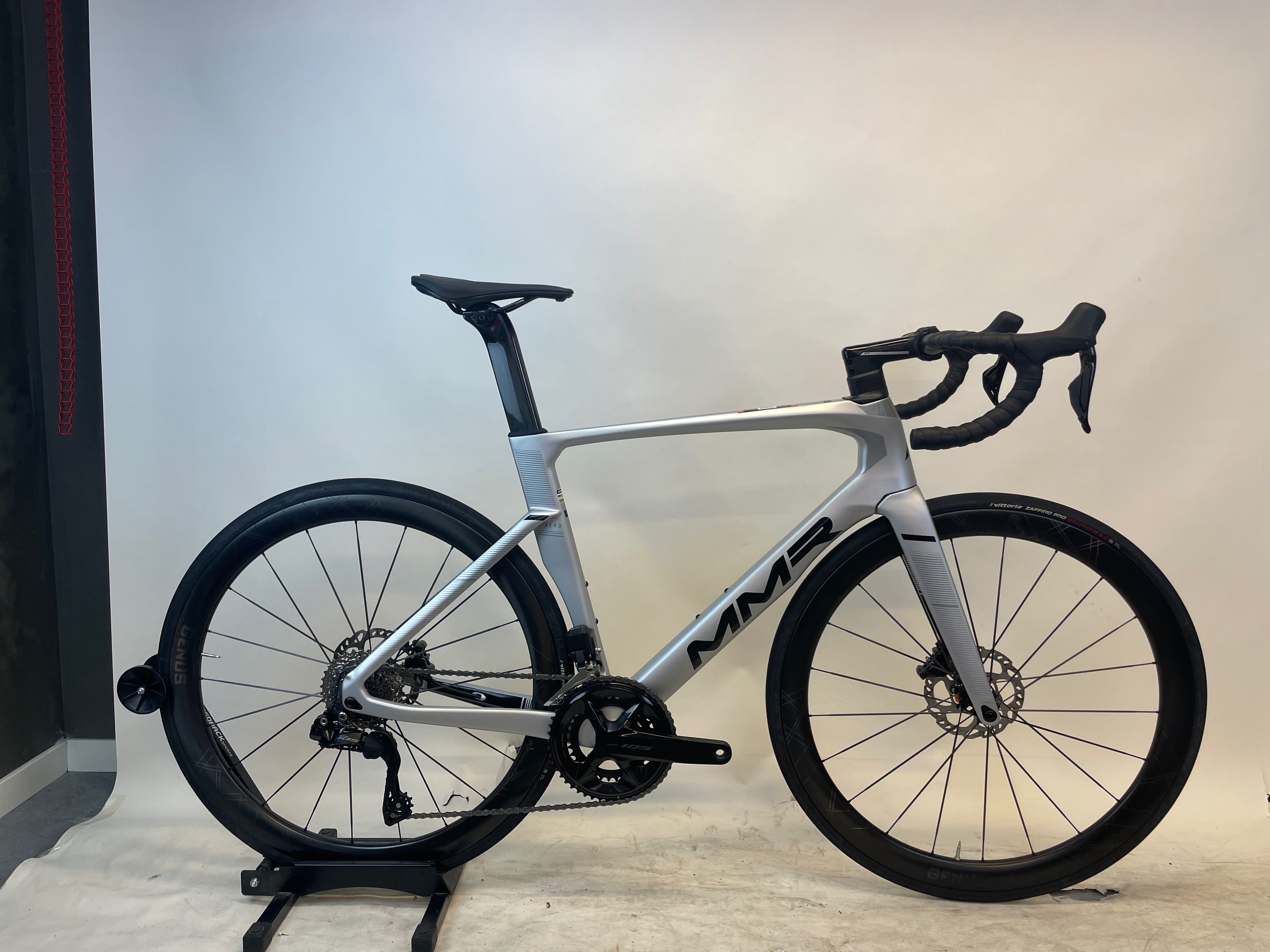 MMR Adrenaline-Aero 30 i sølv – sidevisning av hele sykkelen