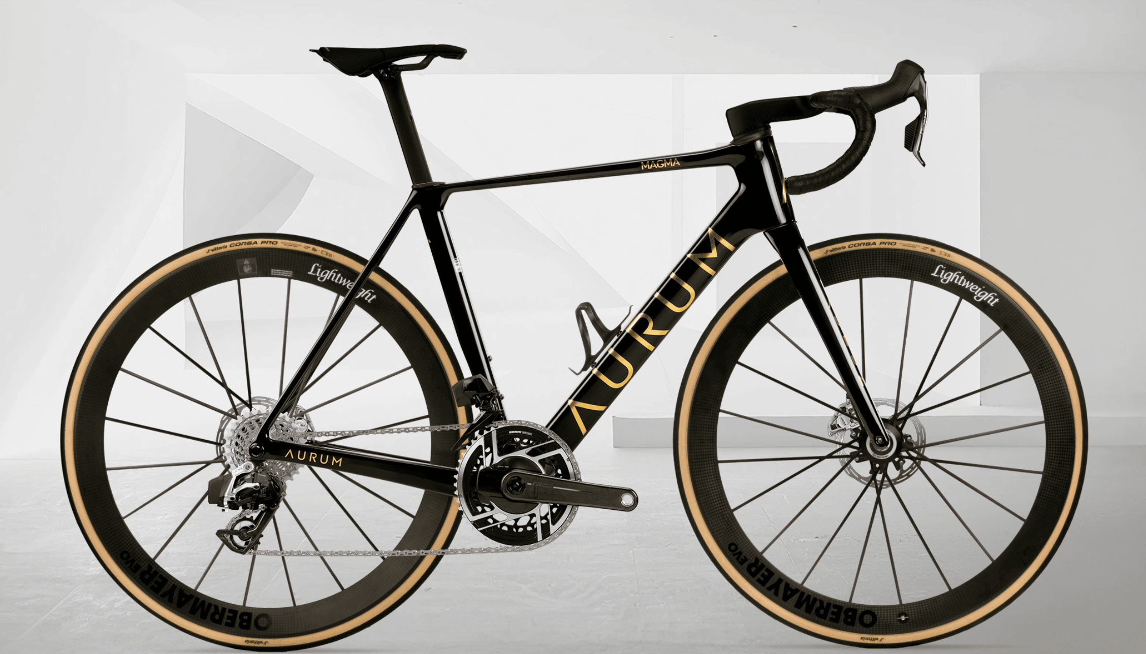 AURUM MAGMA aero landeveissykkel i karbon med integrert cockpit, skivebremser og karbonhjul, sideprofil