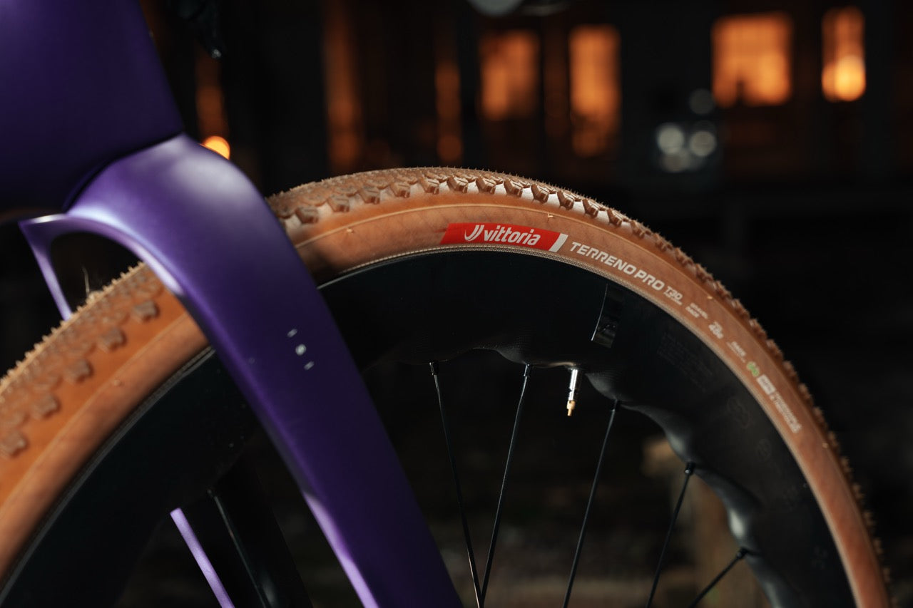 Detaljbilde av baktriangel og karbonramme på MMR SIMUN 10 Electric Purple